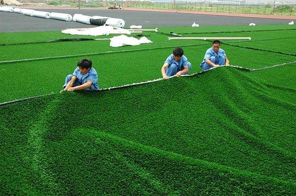 Quy trình thi công trải thảm cỏ sân nhân tạo