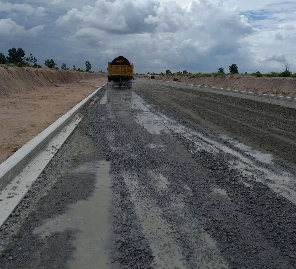 Thi công các lớp cấp phối đá dăm làm nền sân cỏ nhân tạo