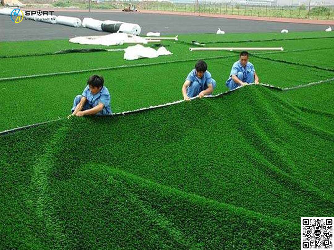 Khâu lắp đặt cỏ nhân tạo cho sân bóng đá đẹp