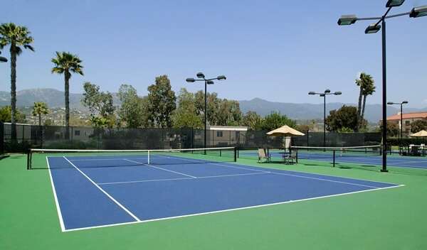 Thông thường sân tennis được thi công theo hướng Bắc – Nam