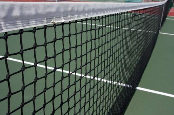 Lưới sân tennis sẽ có mức giá khác nhau tuỳ theo chất liệu, độ bền và thương hiệu