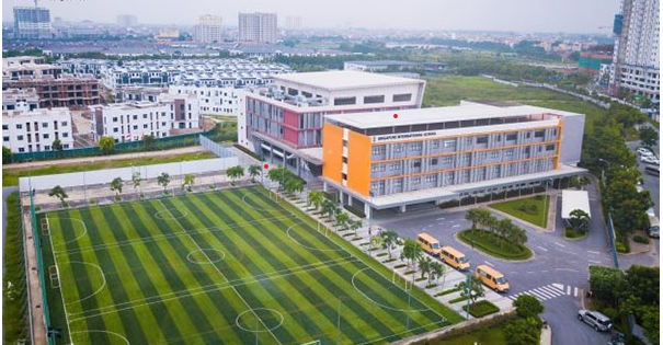 sân cỏ nhân tạo trường đại học quốc tế Singapore Bình Dương