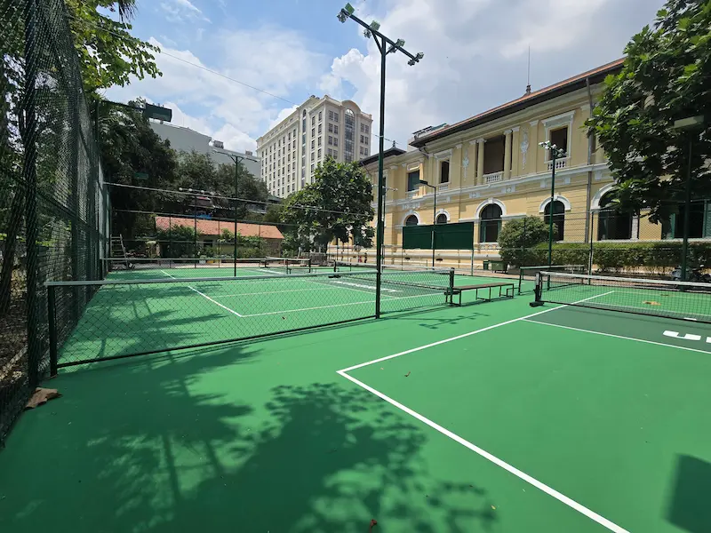 Mặt sân pickleball sau khi AT SPORT xử lý nền và sơn lại toàn bộ