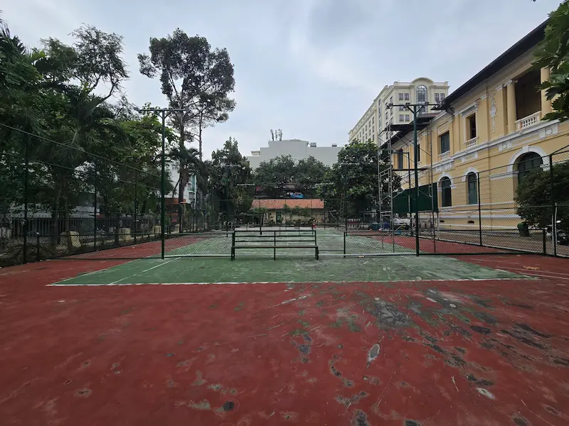 Mặt sân pickleball bong tróc, phai màu trước khi sửa chữa