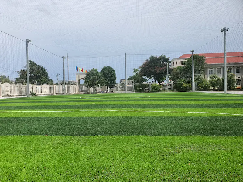 Sân cỏ nhân tạo sau khi AT Sport thay cỏ và xử lý thoát nước