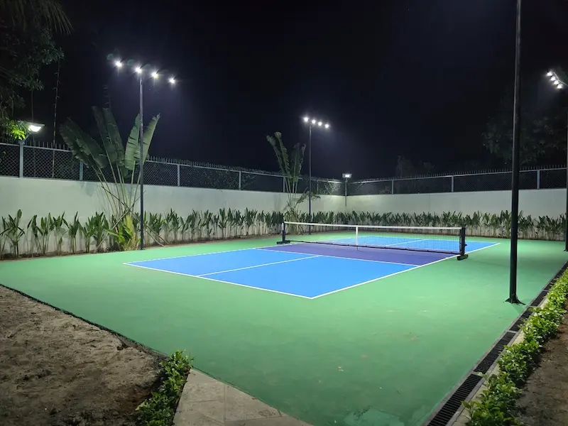 Sân pickleball tại Củ Chi, TP.HCM buổi tối dưới hệ thống đèn LED do AT SPORT thi công