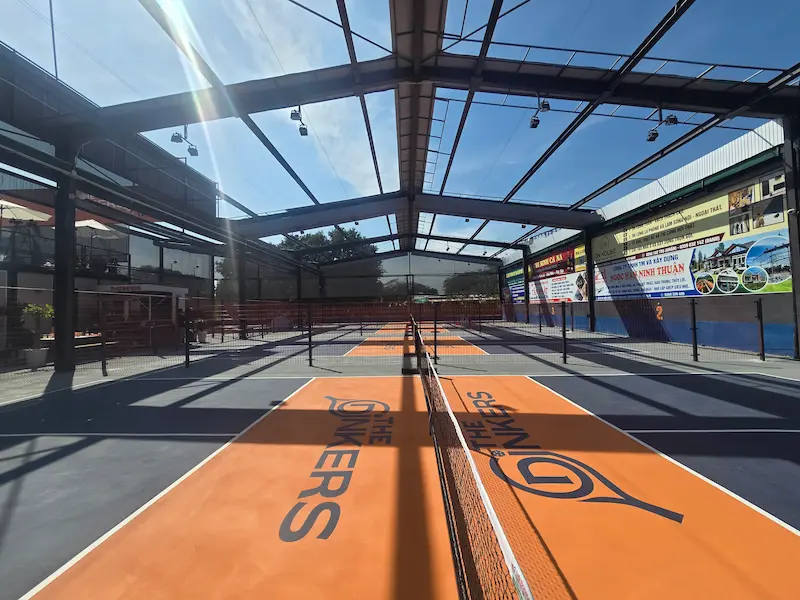 Cụm 5 sân pickleball Dinker tại Phan Rang do AT SPORT thi công với hệ sơn Flexipave 9 lớp