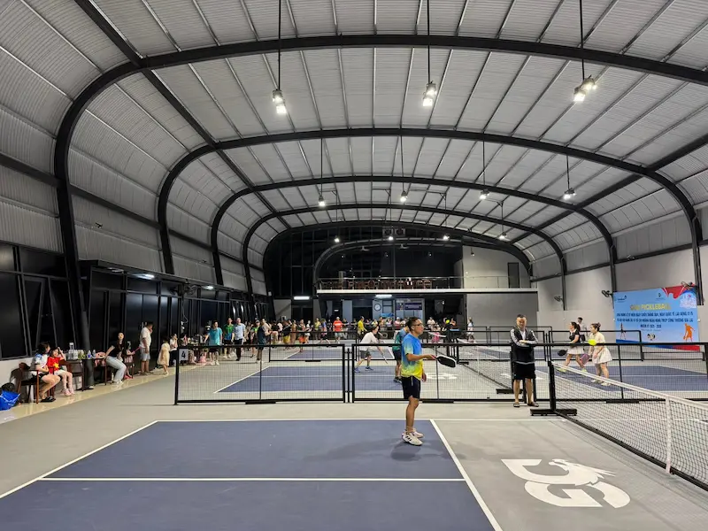 Tổ hợp 4 sân pickleball Đoàn Gia tại Pleiku, Gia Lai với nhà thi đấu mái vòm kết cấu thép do AT SPORT thi công