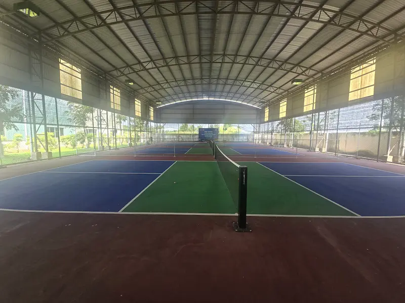 Cụm 3 sân pickleball tại Công ty Nhiệt Điện Cần Thơ do AT SPORT thi công, độ dốc thoát nước đạt chuẩn