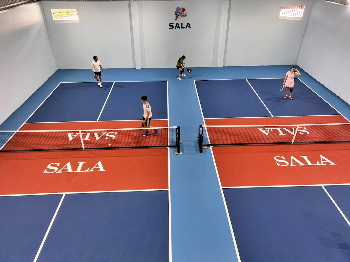 Sân pickleball Sala 2 sân tiêu chuẩn 400m2 tại An Giang, nền asphalt sơn acrylic 8 lớp, do AT SPORT thi công
