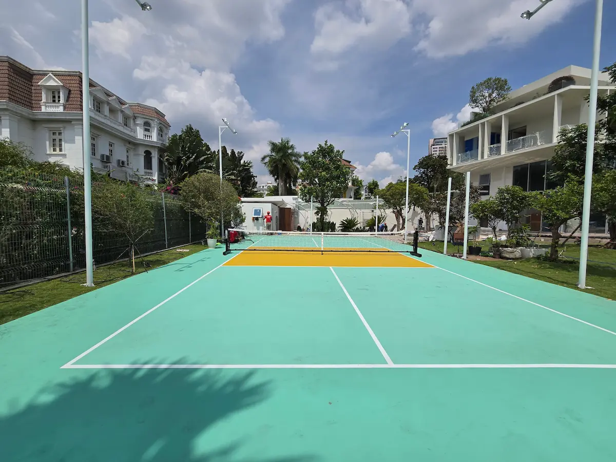 Sân pickleball trong khuôn viên villa tại Thảo Điền, TP.HCM, sơn acrylic 9 lớp có cushion giảm chấn