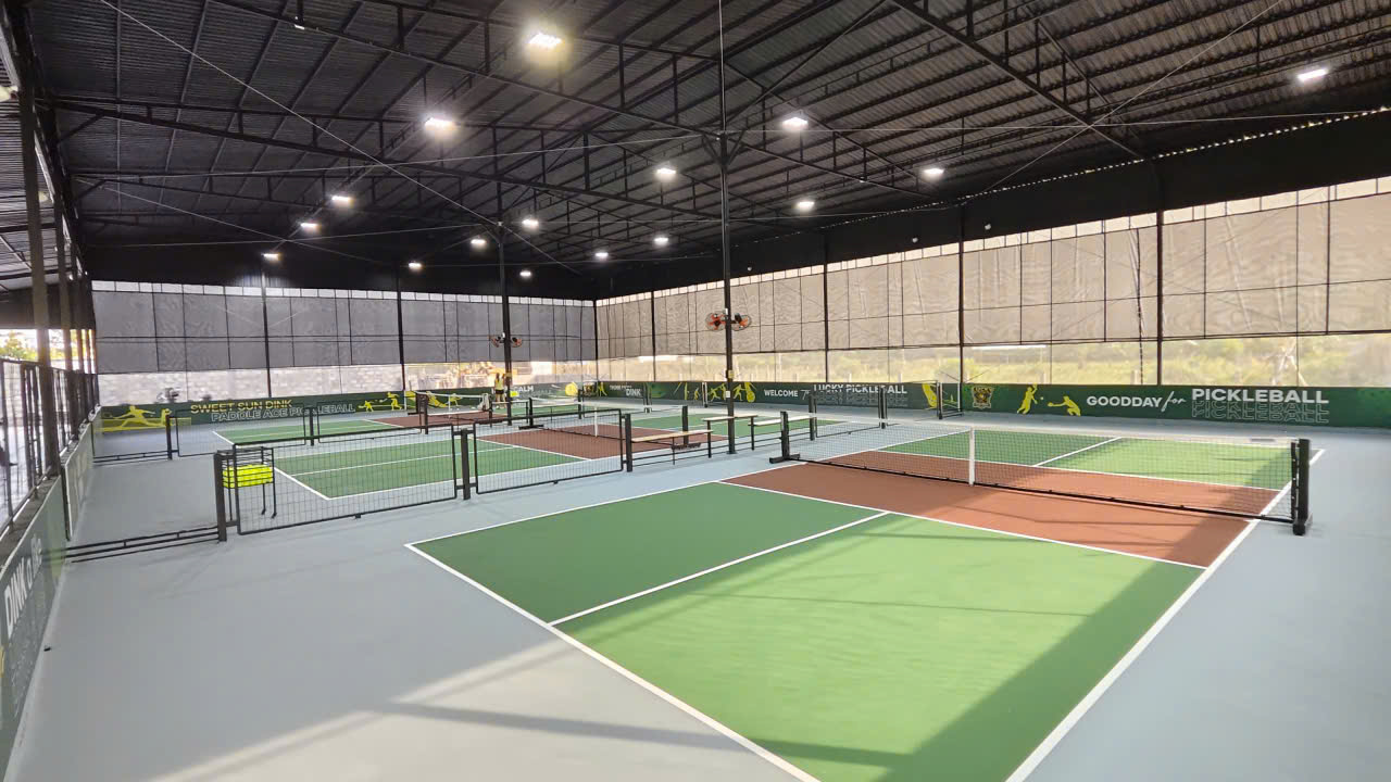 Cụm sân Lucky Pickleball tại Hàm Liêm do AT SPORT thi công — nhà thi đấu khung thép có mái, hệ đèn LED