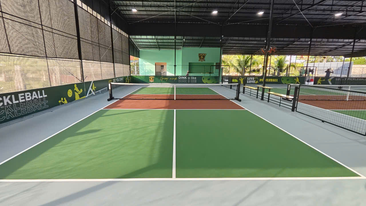 Mặt sân Lucky Pickleball tại Hàm Liêm sau khi sơn hoàn thiện — vạch kẻ chuẩn thi đấu, lưới và trụ di động