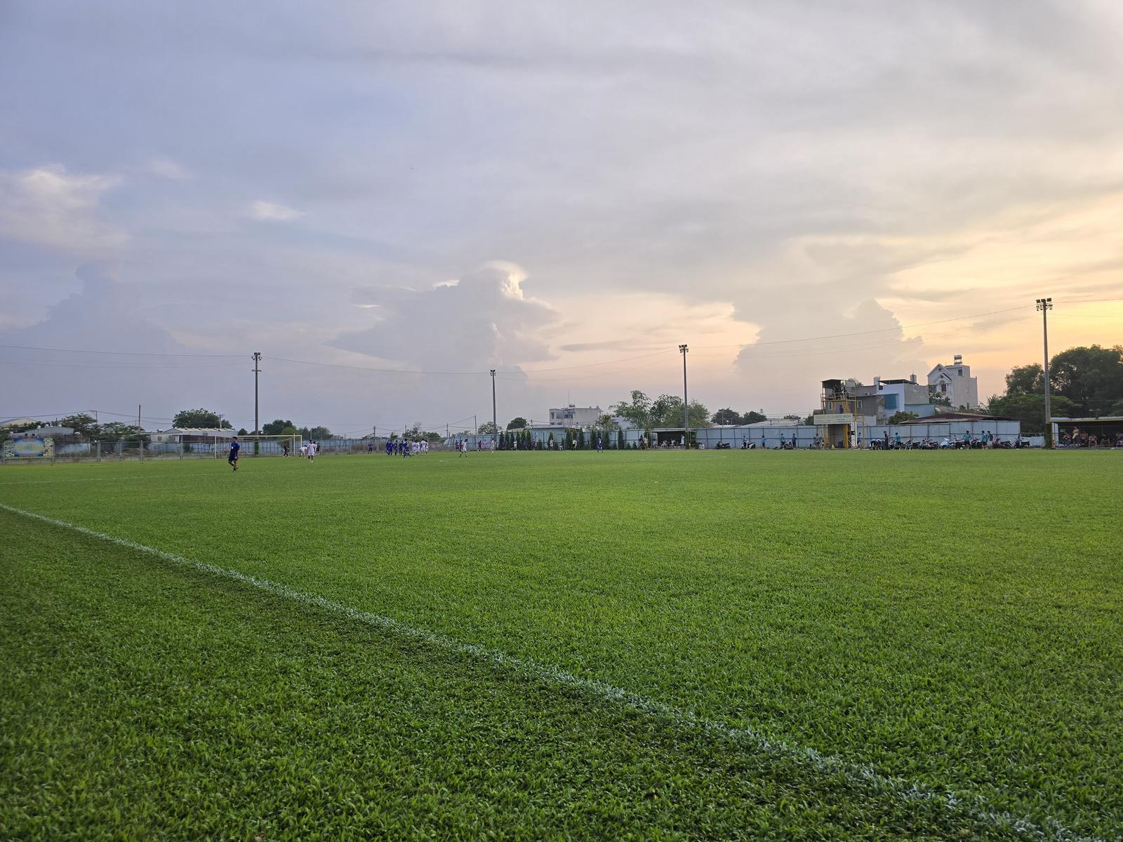 Mặt cỏ tự nhiên sân 11 người do AT SPORT thi công tại Hóc Môn